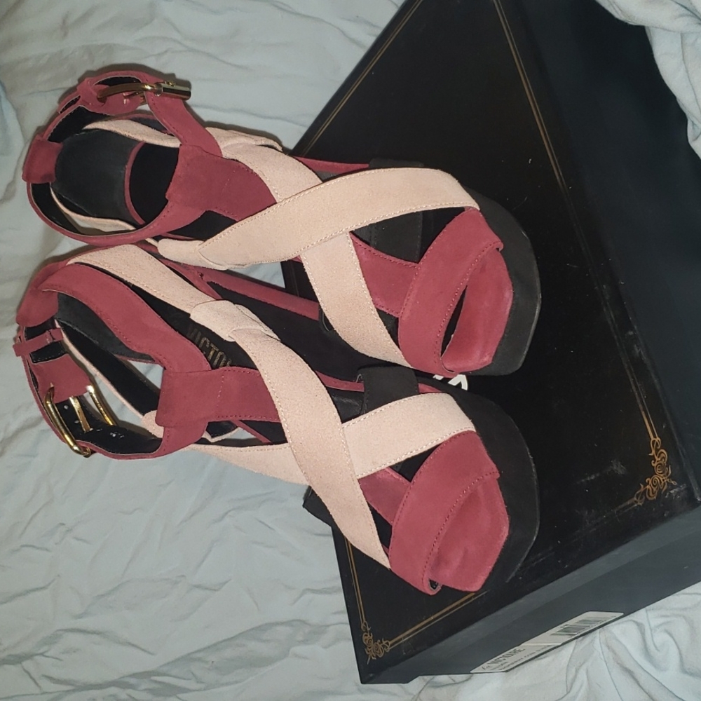Pour la Victoire wedge heels